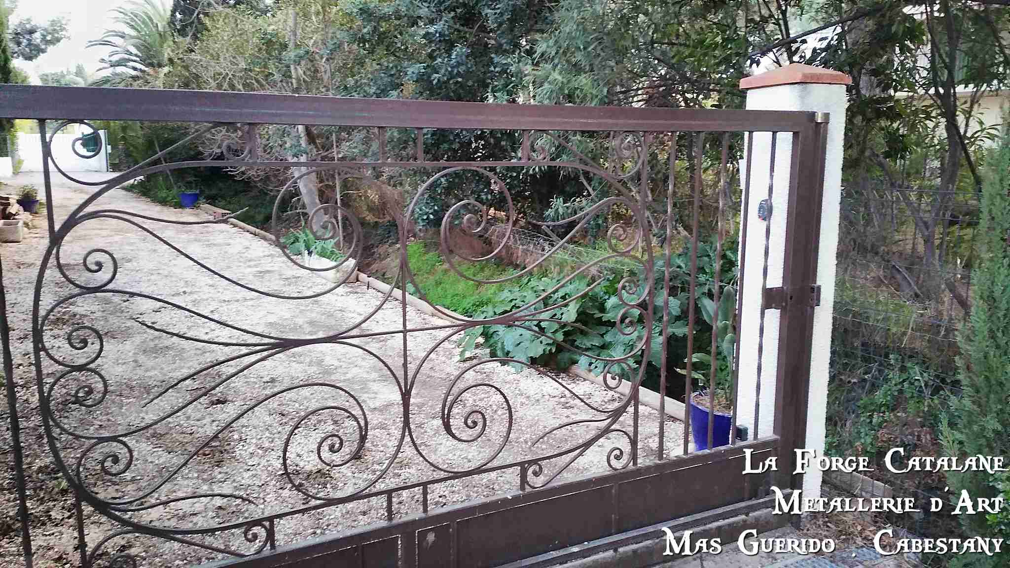 portail coulissant ouvrage travaille a chaud a la forge volutes forge catalane.jpg